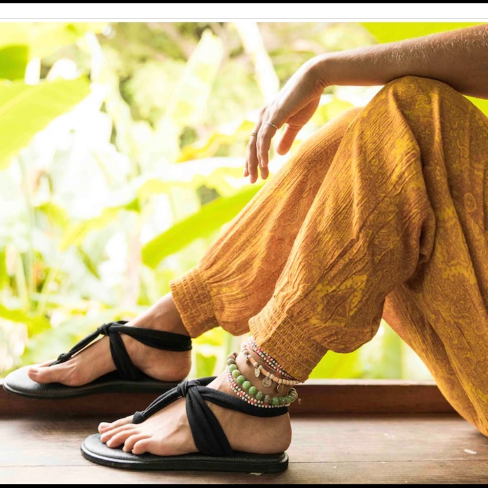 Sanuk strapped yoga flip flop